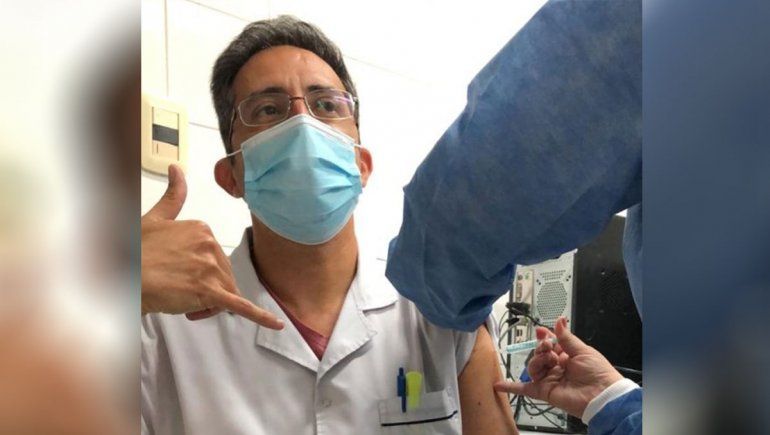 Médico que fue viral fue el primero en vacunarse en Cutral Co