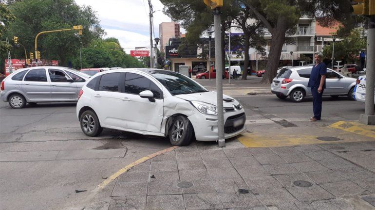 La chocaron en plena Avenida Argentina y terminó impactando contra un semáforo: el otro vehículo se dio a la fuga