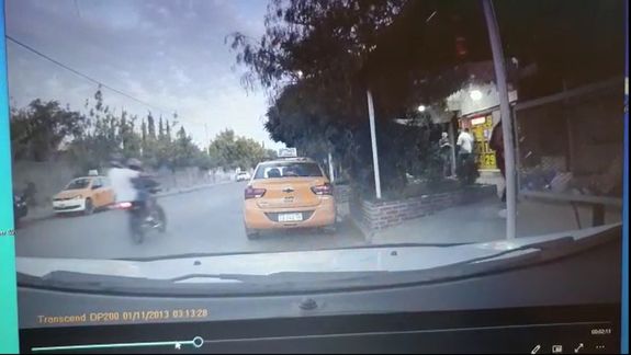 Villa Ceferino: pasaron en una moto y balearon una base de taxi