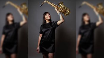 Tocaba el saxo en la Banda de Policia y hoy conquista los escenarios porteños.&nbsp;