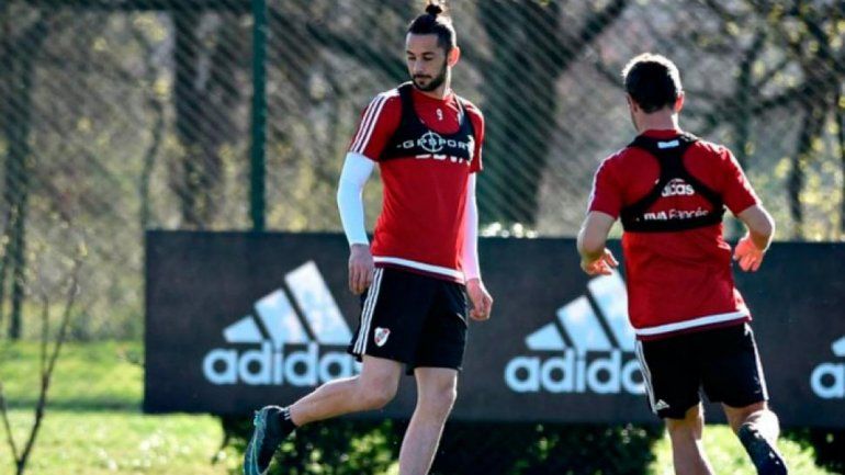 Larrondo y Mora se ponen a punto y pelearán por un lugar en la delantera. Gago tiene el alta médica y se prepara para regresar luego de varios meses.