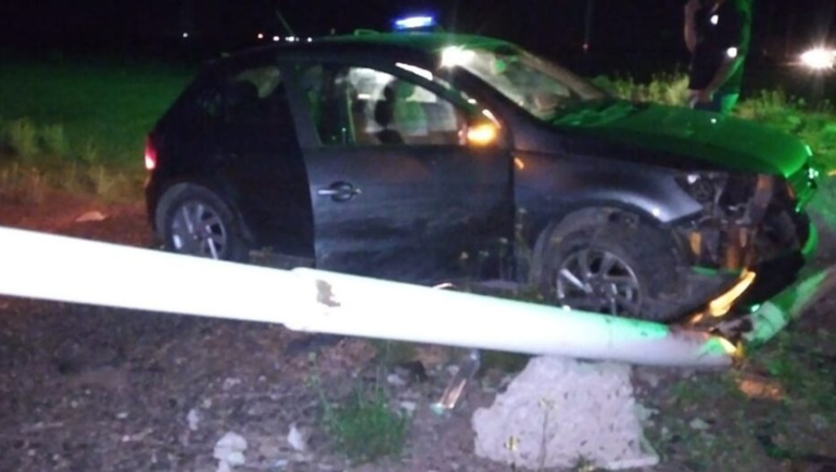 Borracho al volante perdió el control en la rotonda de la ruta 51, provocó un choque y terminó contra un poste