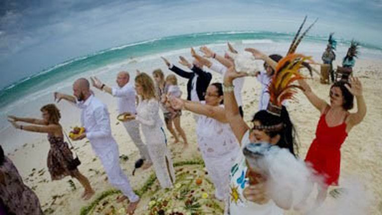 Novios en plena ceremonia de casamiento en México.