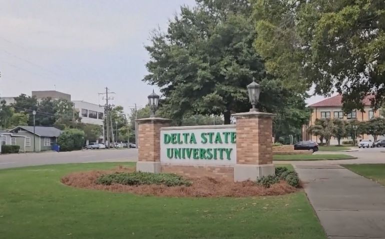 Encuentran a un estudiante de 21 años colgado de un árbol en una universidad de Misisipi, Estados Unidos. Encuentran a un estudiante de 21 años colgado de un árbol en una universidad de Misisipi, Estados Unidos.
