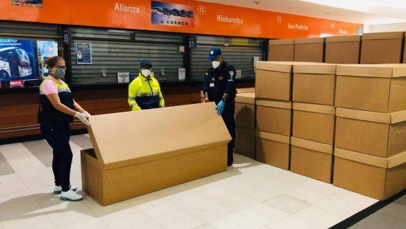 Los ataúdes de cartón fueron donados para los familiares de las víctimas.