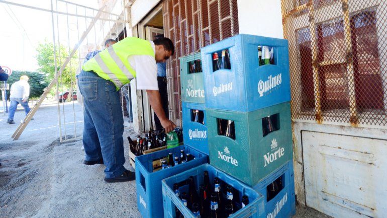 Los decomisos de alcohol se realizan frecuentemente en la ciudad de Neuquén. El Municipio pide colaboración a la Policía y a la Justicia.