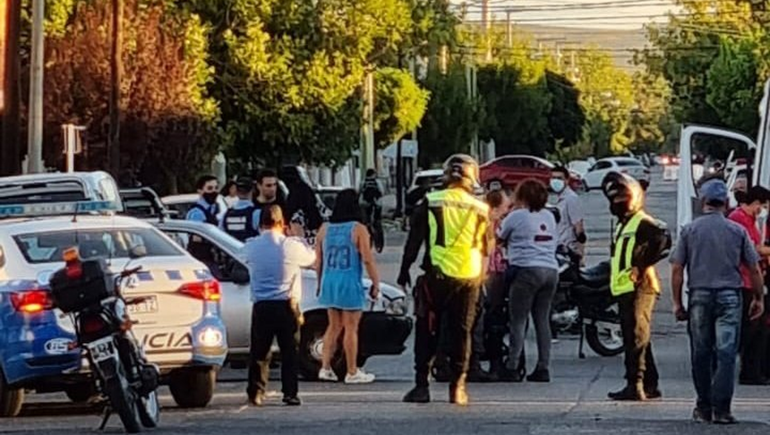 Un auto arrastró un cochecito de bebé: la pequeña fue hospitalizada