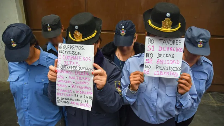 Las mujeres policías luchan contra el hostigamiento