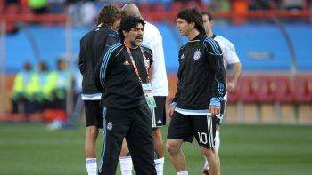 Maradona y Leo, antes de los toques. Maradona y Leo, antes de los toques.