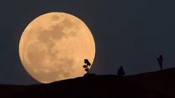 La Luna se acercará a 357.219 kilómetros, distancia que aumentará su tamaño aparente un 8% frente a una Luna llena promedio. La Luna se acercará a 357.219 kilómetros, distancia que aumentará su tamaño aparente un 8% frente a una Luna llena promedio.