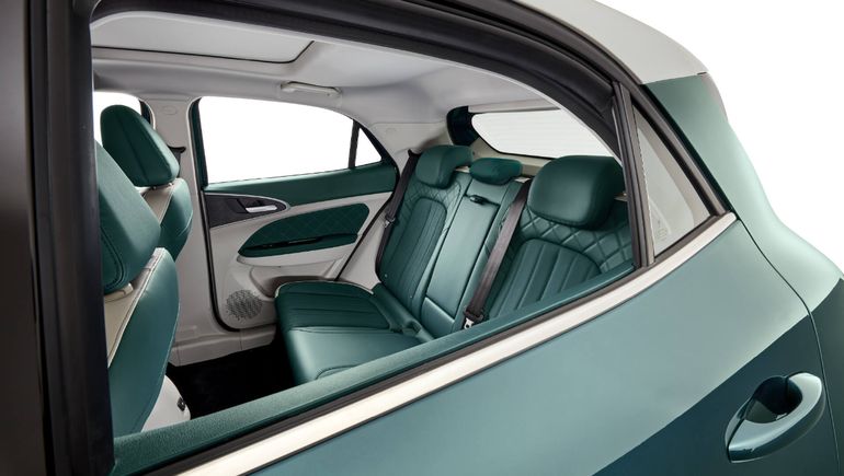 Por dentro, los tapizados de ecocuero, el techo solar y su climatizador aportan confort para una experiencia de alta gama. Por dentro, los tapizados de ecocuero, el techo solar y su climatizador aportan confort para una experiencia de alta gama.