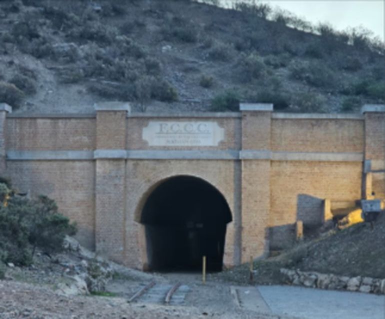 El acceso al túnel de 238 metros de largo que hoy los vecinos de Gaiman usan como atajo clave. El acceso al túnel de 238 metros de largo que hoy los vecinos de Gaiman usan como atajo clave.