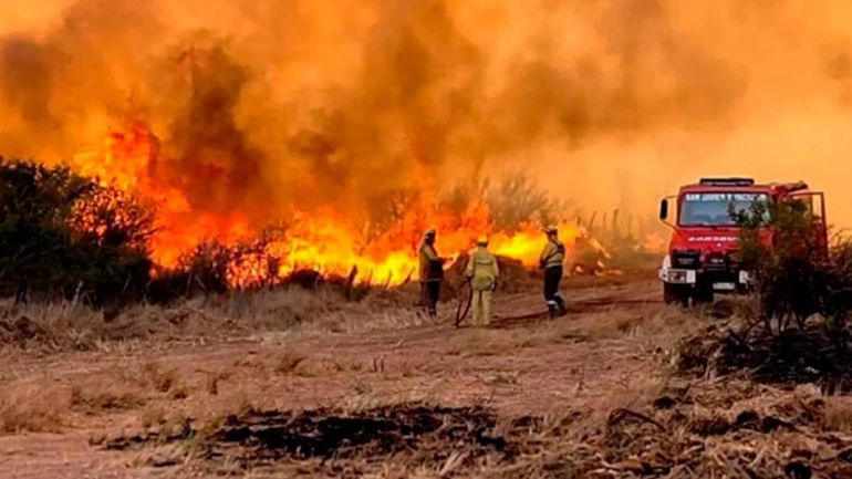 Incendios en San Luis y Córdoba: viviendas destruidas y personas evacuadas