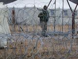 Un miembro del Servicio Estatal de Guardia de Fronteras de Ucrania cerca de la frontera con Bielorrusia y Polonia, en la región de Volyn, Ucrania,16 de noviembre de 2021. REUTERS/Gleb Garanich