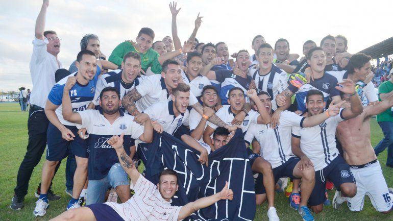 El plantel de Talleres festeja el sufrido ascenso conseguido en Formosa.
