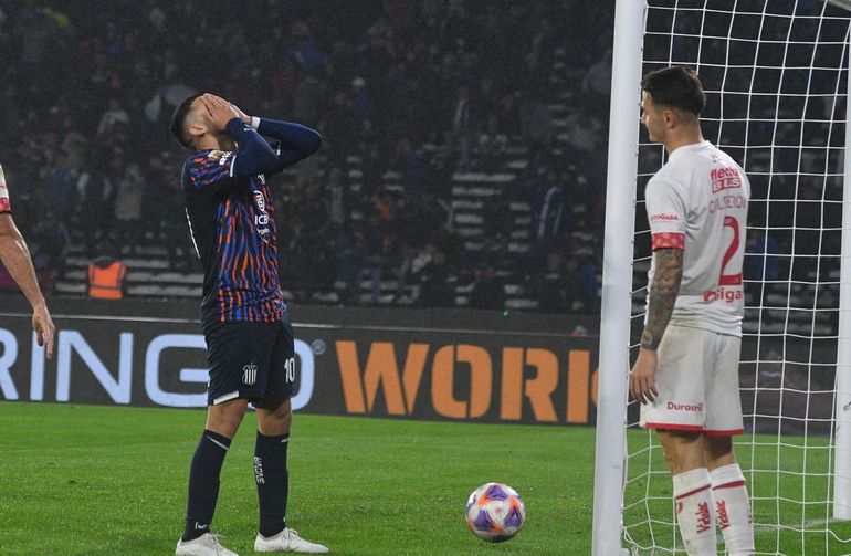 El lamento de Nahuel Bustos tras perderse un gol increíble en el final del partido. El lamento de Nahuel Bustos tras perderse un gol increíble en el final del partido.