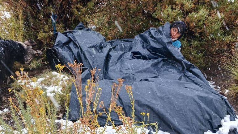 El nieto de 18 años se cobijó del frío con un nylon negro, en el camino de la trahumancia. El nieto de 18 años se cobijó del frío con un nylon negro, en el camino de la trahumancia.