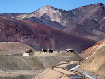 FOTO DE ARCHIVO: Camiones operan en la mina de oro de Veladero de Barrick Gold Corp en la provincia argentina de San Juan. REUTERS/Marcos Brindicci