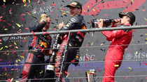 Verstappen festejando en lo más alto del podio. Verstappen festejando en lo más alto del podio.