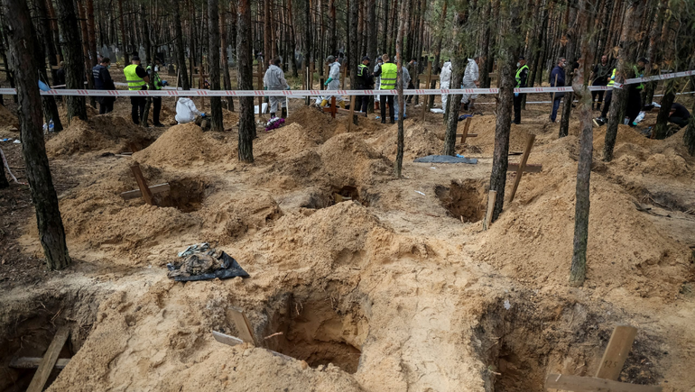 Exhumaron todos los cuerpos en Izium: hubo 445 fallecidos