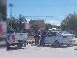 El taxi fue baleado en plena vía pública. Los vecinos denuncian que fue una venganza.