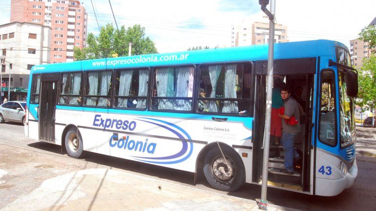 Frenó para evitar un choque y tres pasajeros terminaron golpeados