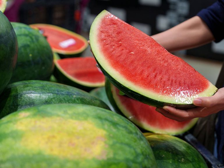 La sandía es un alimento ideal en verano y con grandes beneficios para tu salud. La sandía es un alimento ideal en verano y con grandes beneficios para tu salud.