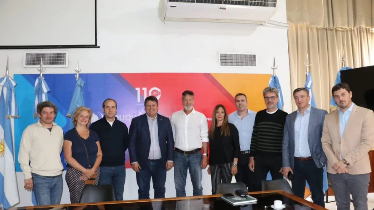 El intendente Mariano Gaido, junto a empresarios.