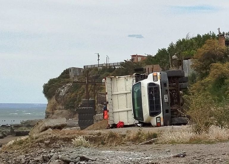 El volquete municipal prestaba asistencia en tarea de rellenado con escombros en la costa del barrio Mar del Plata, en Caleta Olivia. El volquete municipal prestaba asistencia en tarea de rellenado con escombros en la costa del barrio Mar del Plata, en Caleta Olivia. 