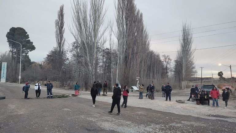 Los parceleros de Centenario cortan la ruta 7: ¿qué reclaman?