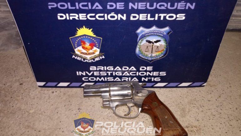 La Policía secuestró un revólver calibre 38.