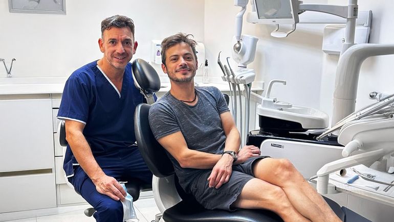 El actor Tomás Fonzi es uno de los pacientes famosos que eligió a Santiago Cofré para mejorar su salud bucal.