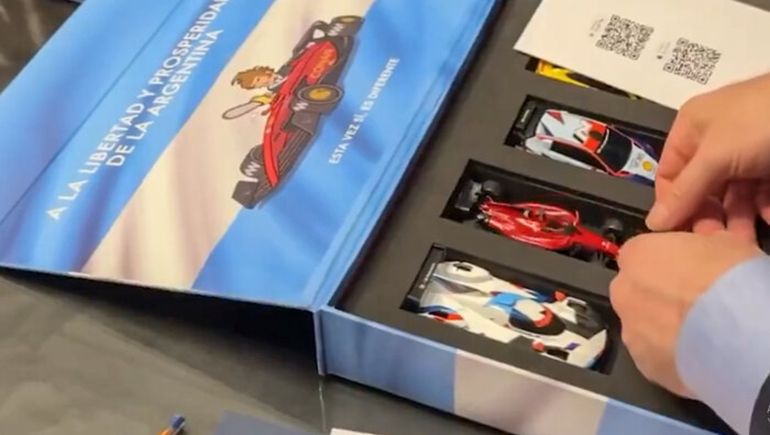 Javier Milei recibió un regalo de Shell y bromeó sobre su alopecía
