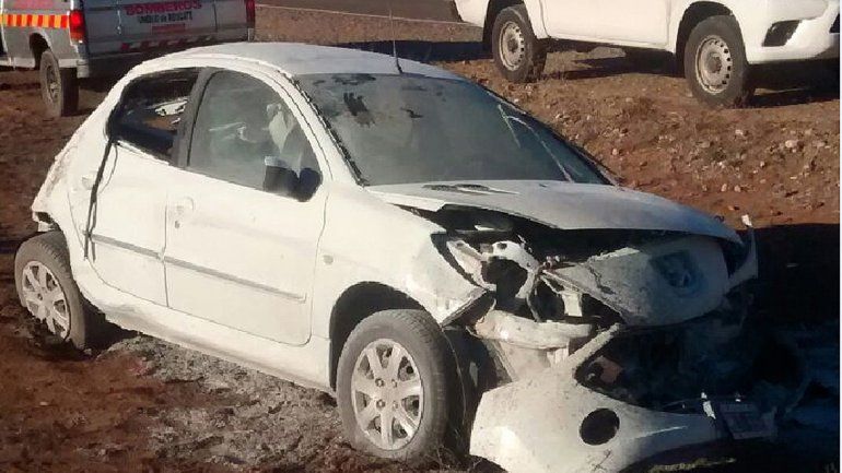 El Peugeot 207 quedó en la banquina de la mano contraria tras dar cuatro tumbos.