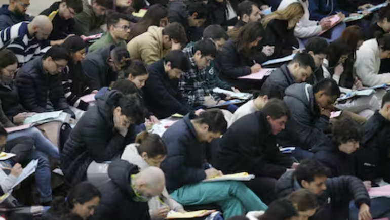 El gobierno confirmó que se llevaran a cabo nuevas evaluaciones a 268 postulantes sospechados por un presunto fraude masivo. El gobierno confirmó que se llevaran a cabo nuevas evaluaciones a 268 postulantes sospechados por un presunto fraude masivo.