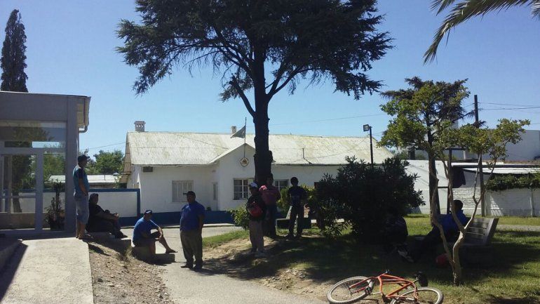 Manifestantes en la Municipalidad de Plottier.