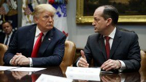 Hombre de Trump renuncia por una trama de abusos