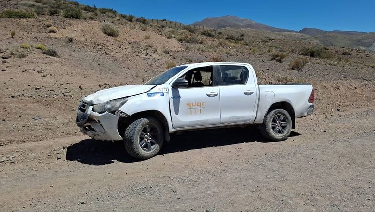 La camioneta de servicios log&iacute;sticos volc&oacute; en la Ruta 6, cerca de El Cholar en el Norte neuquino.