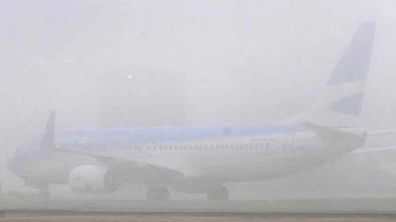Intensa neblina con poca visibilidad afecta los vuelos en Neuquén