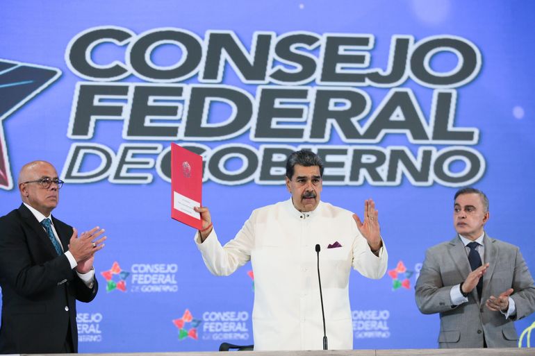 El presidente Nicolás Maduro en el acto de presentación del nuevo mapa del país, con la anexión de Ezequibo. El presidente Nicolás Maduro en el acto de presentación del nuevo mapa del país, con la anexión de Ezequibo.