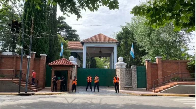 Conmoción por el soldado que apareció muerto en la Quinta de Olivos. Conmoción por el soldado que apareció muerto en la Quinta de Olivos.