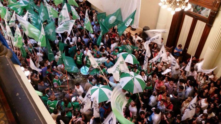 Masiva protesta tras anuncio de despido de 3.000 empleados