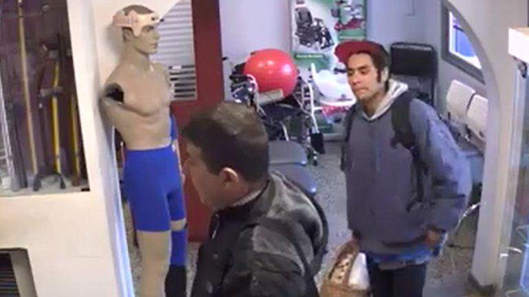Entró a un local a vender pan y se robó un celular