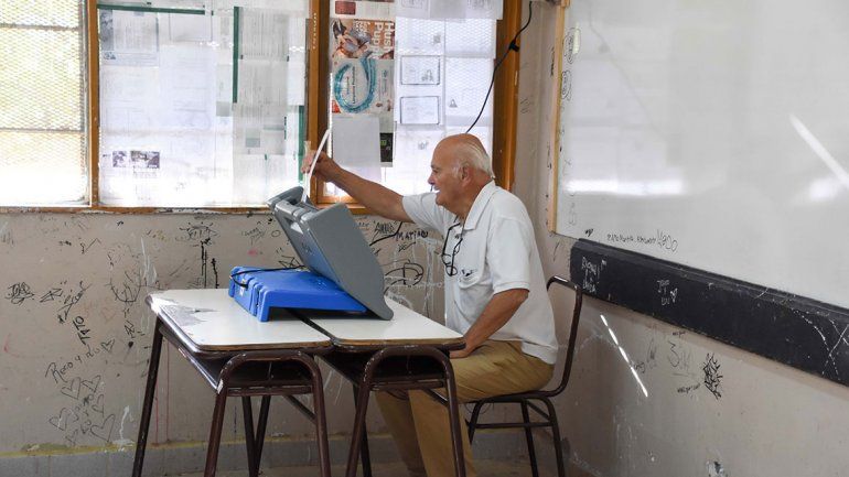 Capacitadores facilitaron la votación con las máquinas