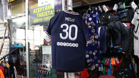 ¿Cuánto vale la camiseta de Messi en el bajo neuquino?