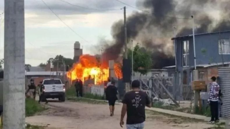 La policía desplegó un operativo de contención en la zona, con apoyo de Prefectura, para evitar un linchamiento. | LM Neuquen La policía desplegó un operativo de contención en la zona, con apoyo de Prefectura, para evitar un linchamiento.