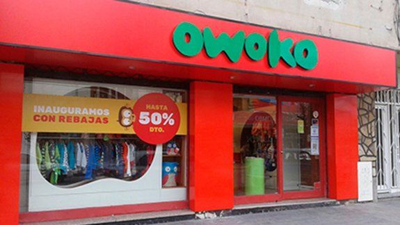 Rompió la vidriera y se robó ropa para chicos de un local
