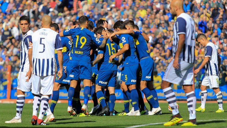 El festejo de Pavón y sus compañeros por el gol de la victoria en La Bombonera.