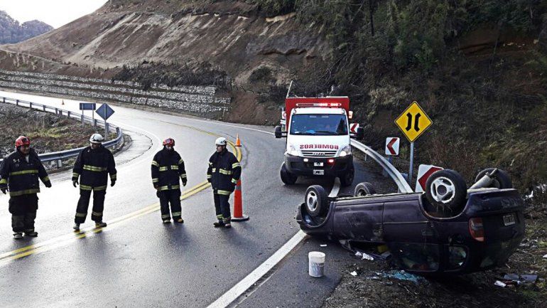 Tres lesionados en un vuelco sobre la Ruta 40