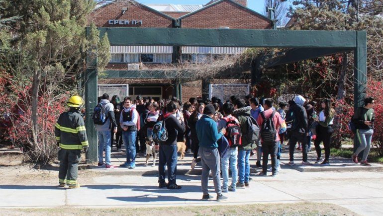 Suspendieron las clases en el CPEM 1 de Centenario tras evacuar a los alumnos por una pérdida de gas